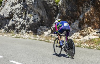 Col du Serre de Tourre, Fransa - 15 Temmuz 2016: Lampre-Merida Takımından Etiyopyalı bisikletçi Tsgabu Grmay, Col du Serre de Tourre 'da, Fransa Bisiklet Turu sırasında Ardeche Gorges' da bireysel zaman denemesi sırasında at sürüyor