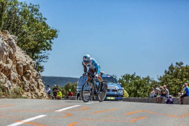 Col du Serre de Tourre, Fransa - 15 Temmuz 2016: Ag2r La Mondiale Takımı 'ndan Fransız bisikletçi Cyril Gautier, Fransa Bisiklet Turu sırasında Col du Serre de Tourre' da Ardeche Gorges 'da bireysel zaman denemesi aşamasında at sürüyor