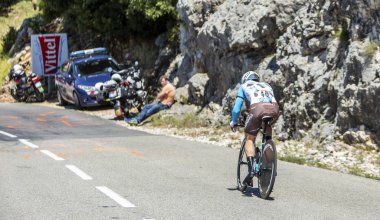 Col du Serre de Tourre, Fransa - 15 Temmuz 2016: Ag2r La Mondiale Takımı 'ndan Fransız bisikletçi Cyril Gautier, Fransa Bisiklet Turu sırasında Col du Serre de Tourre' da Ardeche Gorges 'da bireysel zaman denemesi aşamasında at sürüyor