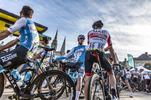 Two Cyclists Discussing - Paris-Tours 2019 — Stock Photo, Image