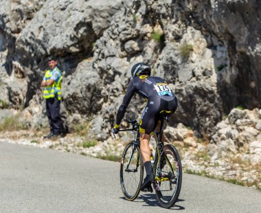 Col du Serre de Tourre, Fransa - 15 Temmuz 2016: Doğrudan Enerji Takımı 'ndan Fransız bisikletçi Fabrice Jeandesboz, 2016 Fransa Bisiklet Turu sırasında Col du Serre de Tourre' da Ardeche Gorges 'da bireysel zaman deneme safhasında at sürüyor
