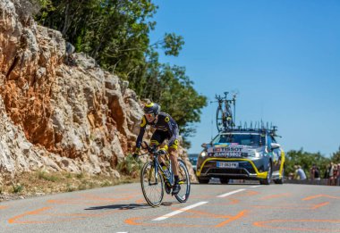 Col du Serre de Tourre, Fransa - 15 Temmuz 2016: Doğrudan Enerji Takımı 'ndan Fransız bisikletçi Fabrice Jeandesboz, 2016 Fransa Bisiklet Turu sırasında Col du Serre de Tourre' da Ardeche Gorges 'da bireysel zaman deneme safhasında at sürüyor
