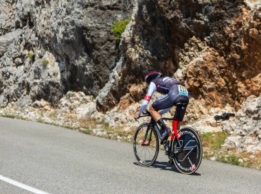 Col du Serre de Tourre, Fransa - 15 Temmuz 2016: Bora-Argon 18 takımından Avusturyalı bisikletçi Patrick Konrad, Fransa Bisiklet Turu sırasında Col du Serre de Tourre 'da Ardeche Gorges' da bireysel zaman denemesi safhasında at sürüyor