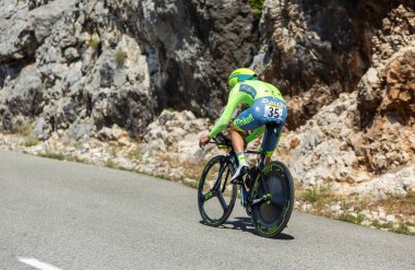 Col du Serre de Tourre, Fransa - 15 Temmuz 2016: Tinkoff Takımı 'ndan Hırvat bisikletçi Robert Kiserlovski, Fransa Bisiklet Turu sırasında Col du Serre de Tourre' da Ardeche Gorges 'da bireysel deneme safhasında bisiklete biniyor