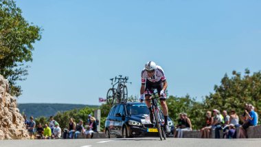 Col du Serre de Tourre, Fransa - 15 Temmuz 2016: Hollanda bisikletçisi Laurens Sunweb ekibinin on barajı, Fransa Bisiklet Turu sırasında Col du Serre de Tourre 'da Ardeche Gorges' da bireysel deneme safhasında