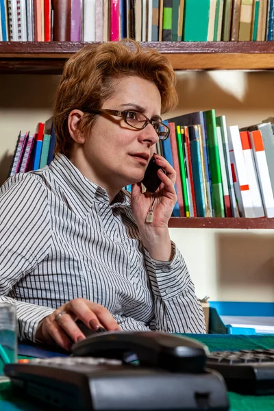 Porträt Einer Geschäftigen Frau Die Hause Schreibtisch Sitzt Arbeit Hause — Stockfoto