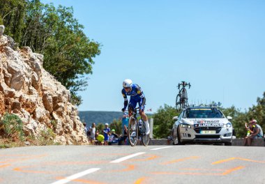 Col du Serre de Tourre, Fransa - 15 Temmuz 2016: Etixx-Quick-Step Team 'den Fransız bisikletçi Julian Alaphilippe, Fransa Bisiklet Turu sırasında Col du Serre de Tourre' da Ardeche Gorges 'da bireysel bir deneme safhasında at sürüyor
