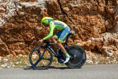 Col du Serre de Tourre, Fransa - 15 Temmuz 2016: Tinkoff Takımı 'ndan Hırvat bisikletçi Robert Kiserlovski, Fransa Bisiklet Turu sırasında Col du Serre de Tourre' da Ardeche Gorges 'da bireysel deneme safhasında bisiklete biniyor