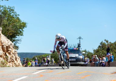 Col du Serre de Tourre, Fransa - 15 Temmuz 2016: Trek-Segafredo Takımı 'ndan Amerikalı bisikletçi Peter Stetina, Fransa Bisiklet Turu sırasında Col du Serre de Tourre' da Ardeche Gorges 'da bireysel zaman deneme safhasında bisiklete biniyor
