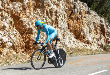 Col du Serre de Tourre, Fransa - 15 Temmuz 2016: Astana Takımı 'ndan İspanyol bisikletçi Luis Leon Sanchez, Fransa Bisiklet Turu sırasında Col du Serre de Tourre' da, Ardeche Gorges 'da bireysel zaman denemesi safhasında at sürüyor