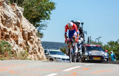 Col du Serre de Tourre, Fransa - 15 Temmuz 2016: Giant-Alpecin Takımı 'ndan Hollandalı bisikletçi Tom Dumoulin, Fransa Bisiklet Turu sırasında Col du Serre de Tourre' da Ardeche Gorges 'da bireysel zaman deneme safhasında bisiklete biniyor