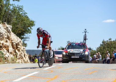 Col du Serre de Tourre, Fransa - 15 Temmuz 2016: BMC Takımı 'ndan Belçikalı bisikletçi Greg Van Avermaet, Fransa Bisiklet Turu sırasında Col du Serre de Tourre' da Ardeche Gorges 'da bireysel zaman deneme safhasında bisiklete biniyor