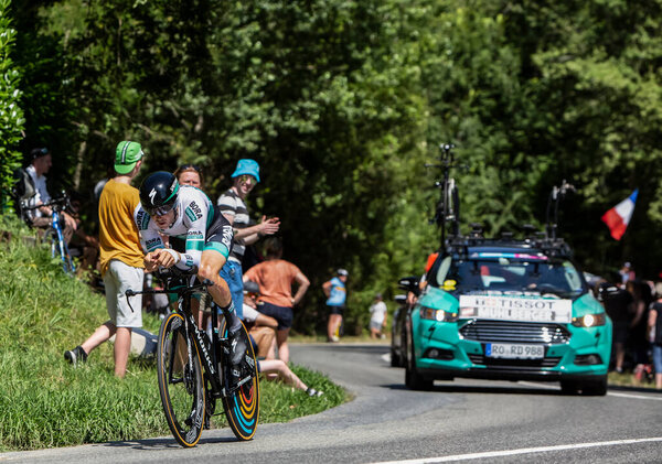 Босдаррос, Франция - 19 июля 2019 года: Австрийский велогонщик Грегор Мюльбергер (Gregor Muhlberger) из команды Бора-Хансгроэ (Bora-Hansgrohe) едет на 13-м этапе индивидуальной гонки на время Le Tour de France 2019
.
