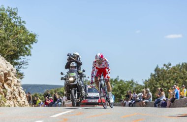 Col du Serre de Tourre, Fransa - 15 Temmuz 2016: Loto-Soudal Team 'ten Belçikalı bisikletçi Thomas De Gendt, 2016 Fransa Bisiklet Turu sırasında Col du Serre de Tourre' da Ardeche Gorges 'da bireysel bir zaman deneme safhasında bisiklete biniyor
