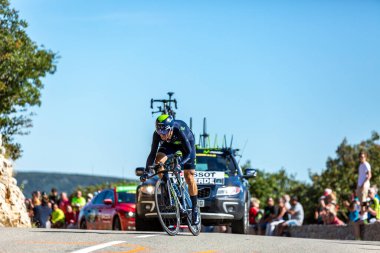 Col du Serre de Tourre, Fransa - 15 Temmuz 2016: Movistar Takımı 'ndan İspanyol bisikletçi Alejandro Valverde, Fransa Bisiklet Turu sırasında Col du Serre de Tourre' da Ardeche Gorges 'da bireysel zaman deneme safhasında at sürüyor