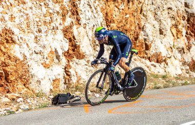 Col du Serre de Tourre, Fransa - 15 Temmuz 2016: Movistar Takımı 'ndan İspanyol bisikletçi Alejandro Valverde, Fransa Bisiklet Turu sırasında Col du Serre de Tourre' da Ardeche Gorges 'da bireysel zaman deneme safhasında at sürüyor