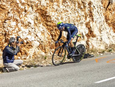Col du Serre de Tourre, Fransa - 15 Temmuz 2016: Movistar Takımı 'ndan İspanyol bisikletçi Alejandro Valverde, Fransa Bisiklet Turu sırasında Col du Serre de Tourre' da Ardeche Gorges 'da bireysel zaman deneme safhasında at sürüyor