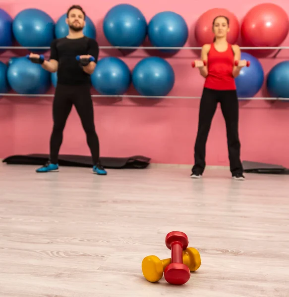 Close Beeld Van Een Paar Halters Vloer Een Fitnessruimte — Stockfoto