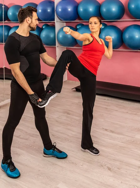 Junges Paar Macht Übungen Einem Fitnessstudio — Stockfoto