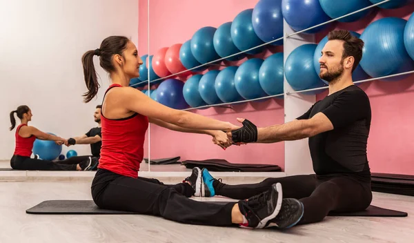 Jovem Casal Fazendo Exercícios Ginásio — Fotografia de Stock