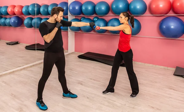 Spor Salonunda Iki Dambılla Egzersiz Yapan Genç Bir Çift — Stok fotoğraf