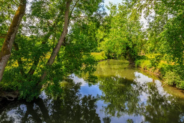 中央フランスのユーレ川の美しい緑の風景 — ストック写真