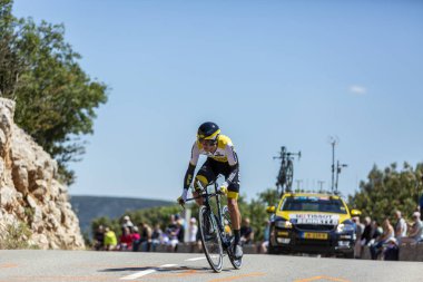 Col du Serre de Tourre, Fransa - 15 Temmuz 2016: LottoNL-Jumbo Takımı 'ndan Yeni Zelandalı bisikletçi George Bennett, Fransa Bisiklet Turu sırasında Col du Serre de Tourre' da Ardeche Gorges 'da bireysel zaman deneme safhasında bisiklete biniyor.