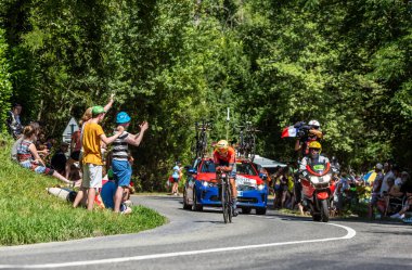 Bosdarros, Fransa - 19 Temmuz 2019: Belçikalı bisikletçi Dylan Teuns Bahreyn-Merida takımının 13..