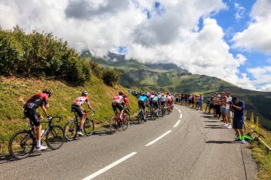 Col de la Madeleine, Fransa - 24 Ağustos 2020: Kriteryum du Dauphine 2020 'nin üçüncü safhasında, Ineos takımından İngiliz bisikletçi Christopher Froome,. 