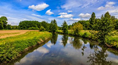Orta Fransa 'daki Eure Nehri' nin görüntüsü.