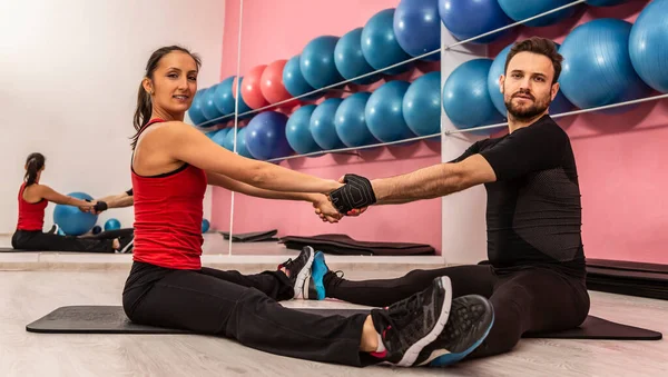 Jovem Casal Fazendo Exercícios Ginásio — Fotografia de Stock