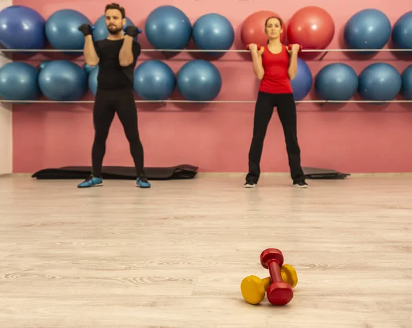 Spor Salonundaki Bir Çift Dambılın Yakın Plan Görüntüsü — Stok fotoğraf