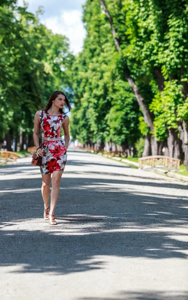 Jovem Mulher Vestindo Vestido Colorido Andando Parque Para Câmera — Fotografia de Stock