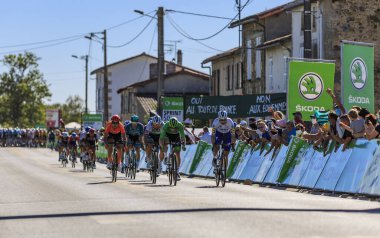 Les Grands Ajoncs, Fransa -09 Eylül 2020: Bir grup bisikletçi (Morkov, Bennett, Sagan, Trentin) Fransa Bisiklet Turu 'nun 11..