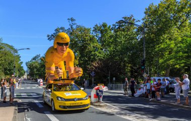 La Rochelle, Fransa - 08 Eylül 2020: La Rochelle 'de LCL araçlarının geçişi sırasında geleneksel sarı bisikletçi maskotu Le Tour de France 2020' nin 10.. 