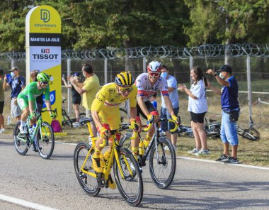 Mantes-la-Jolie, Fransa - 20 Eylül 2020: Tadej Pogacar, Yellow Jersey 'de Alexander Kristoff ile birlikte Le Tour de France 2020' nin son turunda. Pogacar 2020 yarışının galibi oldu..