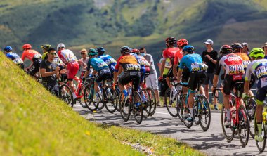 Col de la Madeleine, Fransa - 24 Ağustos 2020: Kriteryum du Dauphine 2020 'nin üçüncü safhasında Col de la Madeleine yoluna çıkan pelotonun arka manzarası. 