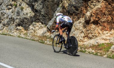 Col du Serre de Tourre, Fransa - 15 Temmuz 2016: Orica-Bisiklet Takımından Güney Afrikalı bisikletçi Daryl Impey, Fransa Bisiklet Turu sırasında Col du Serre de Tourre 'da Ardeche Gorges' da bireysel bir deneme safhasında bisiklete biniyor