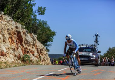 Col du Serre de Tourre, Fransa - 15 Temmuz 2016: AG2R La Mondiale Team 'den İtalyan bisikletçi Domenico Pozzovivo, Fransa Bisiklet Turu sırasında Col du Serre de Tourre' deki Ardeche Gorges 'da bireysel deneme safhasında at yapıyor.
