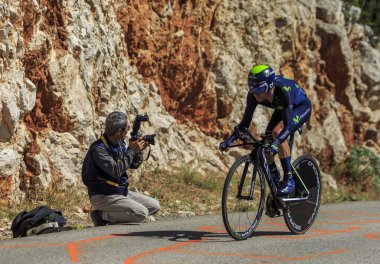 Col du Serre de Tourre, Fransa - 15 Temmuz 2016: Movistar Takımı 'ndan İspanyol bisikletçi Daniel Moreno, Fransa Bisiklet Turu sırasında Col du Serre de Tourre' da Ardeche Gorges 'da bireysel deneme safhasında at sürüyor