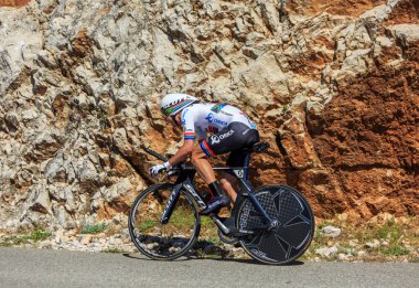 Col du Serre de Tourre, Fransa - 15 Temmuz 2016: Orica-Bisiklet Takımından Güney Afrikalı bisikletçi Daryl Impey, Fransa Bisiklet Turu sırasında Col du Serre de Tourre 'da Ardeche Gorges' da bireysel bir deneme safhasında bisiklete biniyor