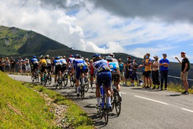 Col de la Madeleine, Fransa - 24 Ağustos 2020: Kriteryum du Dauphine 2020 'nin üçüncü safhasında Col de la Madeleine yoluna çıkan pelotonun arka manzarası. 