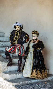 Annecy, Fransa, 16 Mart 2014: Annecy, Fransa, bir Venedik gerçek Venedik güzelliği kutluyor Karnaval sırasında poz portresi gizli bir çift,.