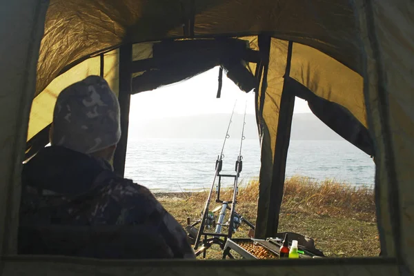 Angler Karpfen Angler Auf Dem See Mit Tackle — Stockfoto