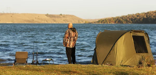 Angler Karpfen Angler Auf Dem See Mit Tackle — Stockfoto