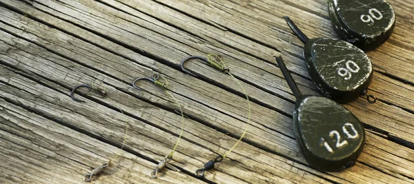 Ganchos Carpa Plomadas Sobre Fondo Madera — Foto de Stock