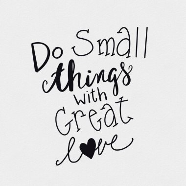 Beyaz arkaplanda metni olan güzel çiçekler