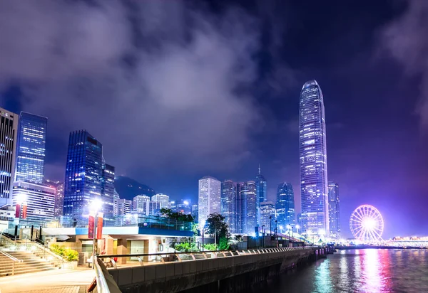 香港城市之夜 香港中央商业区中央广场夜景 从港岛维多利亚湾海滨长廊及公园看 — 图库照片