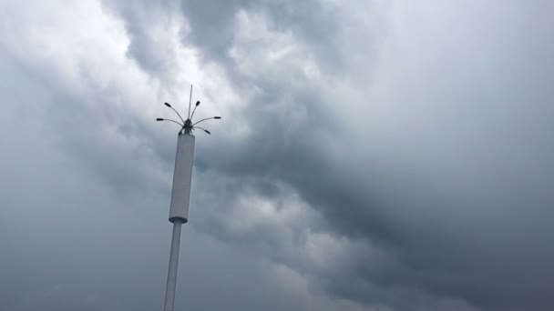 時間の経過 嵐の雲が台風空 Foregroud でタワーの時間経過は 携帯電話の基地局 — ストック動画