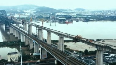HD zaman aralıklı çekim - bir karmaşık yol kavşağı, Fuzhou, Çin geçiş bir yüksek hızlı tren havadan görünümü